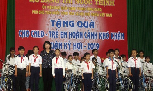 Phó Chủ tịch Nước Đặng Thị Ngọc Thịnh trao quà cho trẻ em có hoàn cảnh khó khăn.