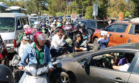 Cảnh xe cộ và ngàn người chen chúc đi "du lịch"