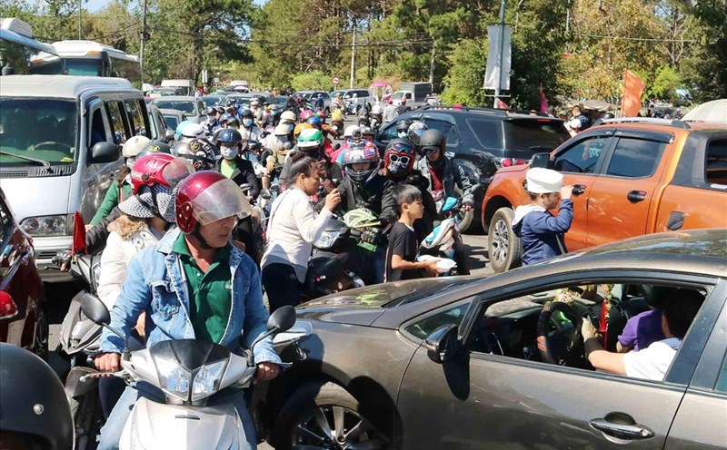 Cảnh xe cộ và ngàn người chen chúc đi "du lịch"