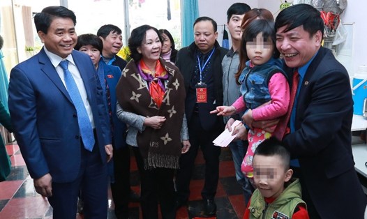 Các đồng chí lãnh đạo Đảng, Tổng LĐLĐVN và TP.Hà Nội thăm gia đình đoàn viên Công đoàn nhân dịp Tết Nguyên đán Mậu Tuất 2018. Ảnh: HẢI NGUYỄN