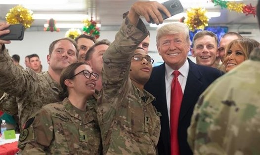 Tổng thống Donald Trump trong chuyến thăm bất ngờ tới Iraq hôm 26.12. Ảnh: AFP. 
