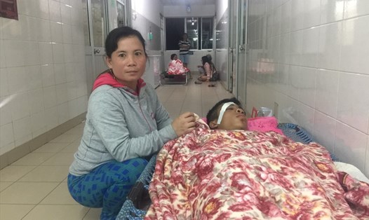 Nạn nhân Phạm Phước Lễ đang được chị gái Phạm Thị Hồng từ quê lên chăm sóc.