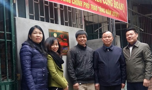 Lãnh đạo LĐLĐ Quảng Ninh bàn giao nhà "Mái ấm Công đoàn" cho gia đình anh Đỗ Tùng Tân. Ảnh: N.H
