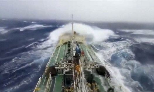 Một tàu chở dầu di chuyển trên biển trong bão Pabuk. Ảnh: The Nation. 