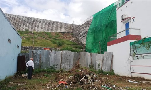Ông Lê Văn Dẽ - Giám đốc Sở Xây dựng tỉnh Khánh Hòa đang đứng xem bức tường khổng lồ trái phép. Ảnh: V.N
