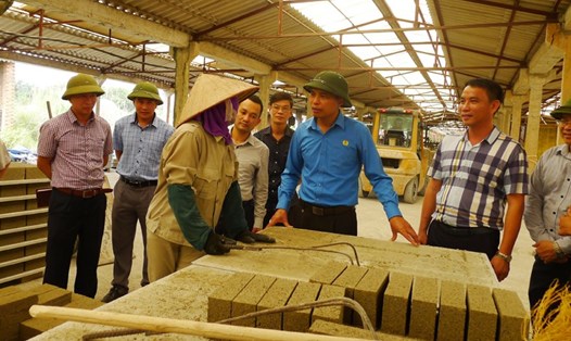 Lãnh đạo tỉnh Quảng Ninh kiểm tra hoạt động sản xuất ở Cty CP Xây lắp và Sản xuất VLXD Hà Khẩu  sau những "lùm xùm" với người lao động về chế độ BHXH vào đầu năm 2018. Ảnh: T.N.D
