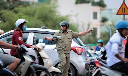 Để giải tỏa ùn ứ, người lực lượng CSGT, các bác bảo vệ dân phố cũng phải căng mình điều tiết. Điều đó cho thấy hiện vẫn còn nhiều người có ý thức giao thông chưa tốt. Ảnh: Trường Sơn