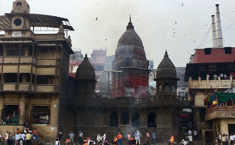 Manikarnika Ghat và các ghat nhỏ dọc sông Hằng là nơi linh thiêng nhất Ấn Độ. Ảnh: Ngọc Yến