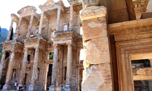 Thư viện Celsus, khánh thành vào năm 117 CN, thư viện bị người Goth hủy diệt năm 262.