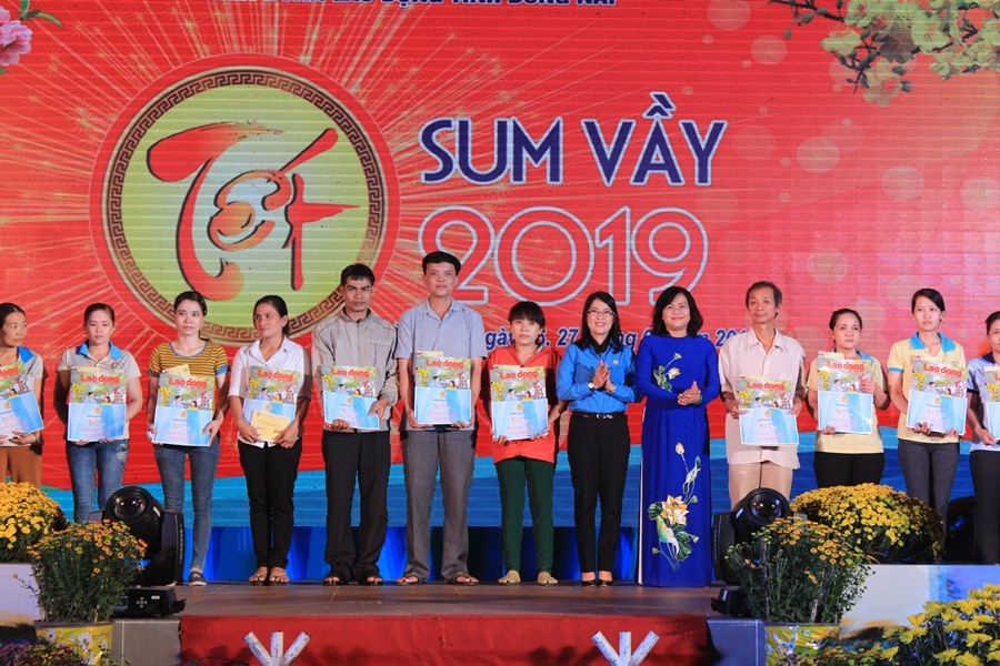 Phó Chủ tịch UBND tỉnh Đồng Nai và Chủ tịch LĐLĐ tỉnh Đồng Nai trao quà và vé xe cho các công nhân lao động có hoàn cảnh khó khăn. Ảnh: N.V