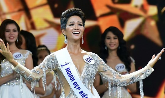 H'Hen Niê đăng quang Hoa hậu Hoàn vũ Việt Nam 2017. 