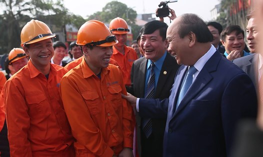 Thủ tướng Nguyễn Xuân Phúc thăm hỏi, chúc Tết công nhân, người lao động có hoàn cảnh khó khăn tham dự chương trình Tết sum vầy 2019. Ảnh: Sơn Tùng