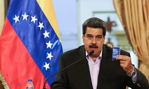 Tổng thống Venezuela Nicolas Maduro cầm bản sao Hiến pháp ngày 28.1.2019. Ảnh: Reuters
