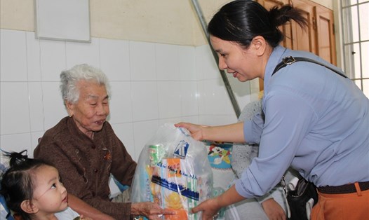 Hơn 500 phần quà tết đã được trao cho bệnh nhân nghèo tại Khánh Hòa trước xuân Kỷ Hợi. Ảnh: V.G
