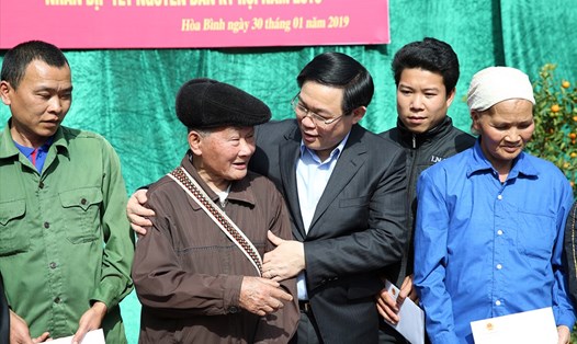 Phó Thủ tướng Vương Đình Huệ tặng quà Tết các hộ nghèo.