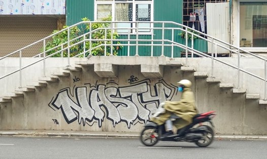 Con đường trăm tỉ ở Hà Nội vừa mở rộng đã chi chít hình vẽ graffiti. Ảnh Tan.