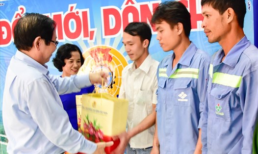 Bộ trưởng Lê Vĩnh Tân trao quà từ Tổng LĐLĐVN đến công nhân lao động tại Khu công nghiệp Sa Đéc. Ảnh: TR.N.
