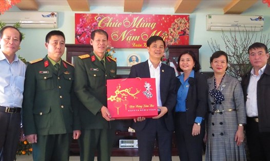 Phó Chủ tịch Tổng LĐLĐVN Ngọ Duy Hiểu (giữa) tặng quà cho cán bộ, chiến sĩ Trung đoàn 36.