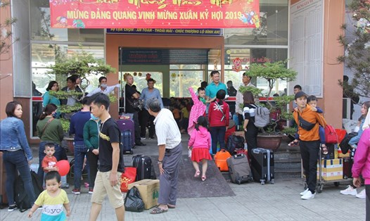 Đông hành khách tại ga Biên Hòa sáng ngày 30.1