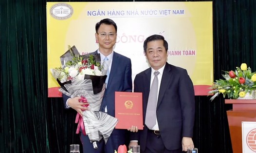 Phó Thống đốc Nguyễn Kim Anh trao Quyết định bổ nhiệm cho ông Lê Anh Dũng