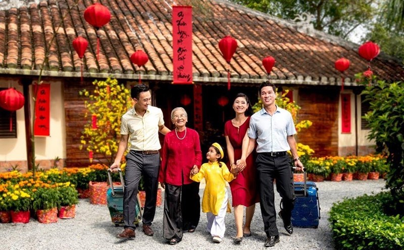 Du lịch Tết là một cách khác để sum họp các thế hệ trong gia đình trong dịp xuân về. Ảnh: Vietravel