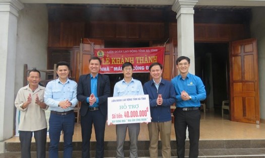 Trao hỗ trợ 40 triệu đồng từ nguồn quỹ MÂCĐ của LĐLĐ tỉnh Hà Tĩnh cho đoàn viên Nguyễn Huy Dương