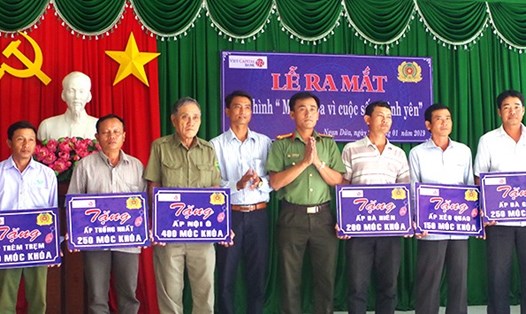 Trao móc khóa cho đại diện các khu dân cư huyện Hồng Dân