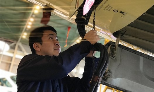Anh Lỗ Quang Nam trong công việc hàng ngày, chăm sóc sức khoẻ máy bay. Ảnh VNA