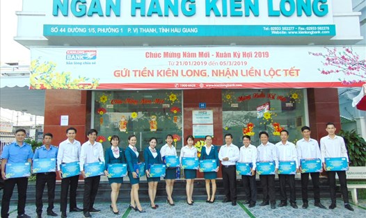 Đoàn viên công đoàn Hậu Giang nhận quà Tết từ CĐCS Kienlongbank.