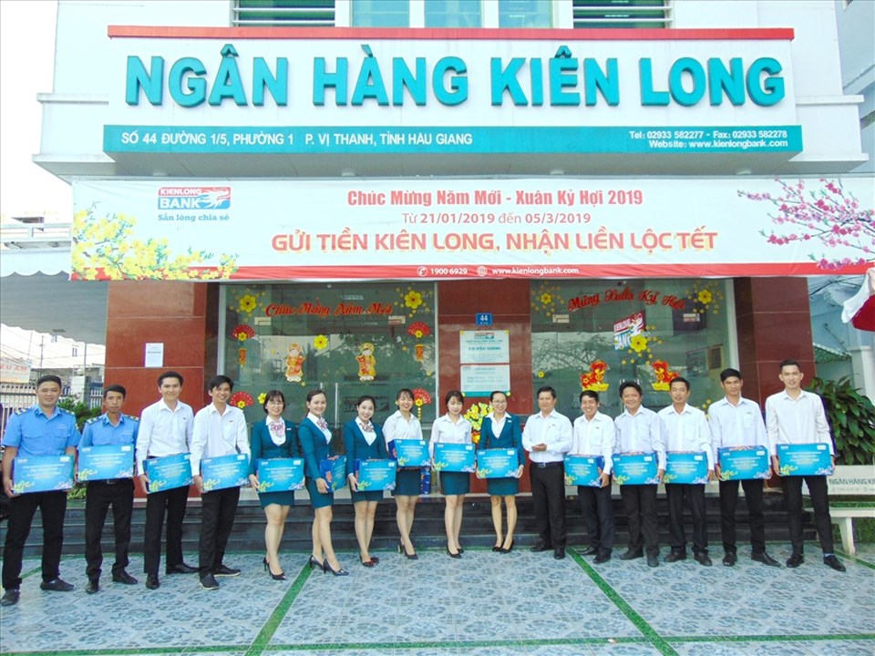 Đoàn viên công đoàn Hậu Giang nhận quà Tết từ CĐCS Kienlongbank. Đoàn viên công đoàn Hậu Giang nhận quà Tết từ CĐCS Kienlongbank.