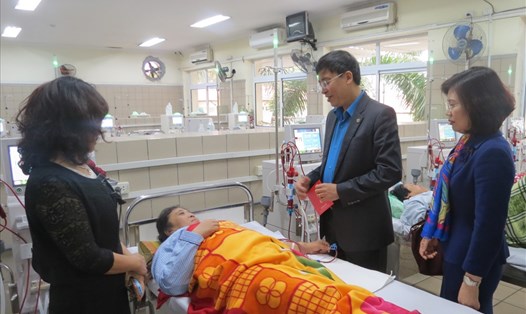 Chủ tịch CĐ Giáo dục VN Vũ Minh Đức ân cần thăm hỏi sức khỏe và tặng quà cho bệnh nhân Trương Thị Thu - giáo viên Trường Tiểu học Trung Sơn, huyện Lương Sơn (tỉnh Hòa Bình) đang điều trị tại Bệnh viện Bạch Mai. Ảnh: Xuân Trường