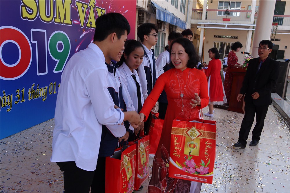 Bà Lâm Tuyết Trinh - Chủ tịch Công đoàn ngành Giáo dục Hải Phòng tặng quà tết cho học sinh nghèo - ảnh Minh Kiên