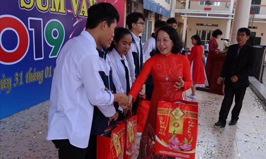Bà Lâm Tuyết Trinh - Chủ tịch Công đoàn ngành Giáo dục Hải Phòng tặng quà tết cho học sinh nghèo - ảnh Minh Kiên