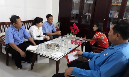 LĐLĐ tỉnh Trà Vinh làm việc với Cty TNHH Hwaseung Vina về nhu cầu tuyển lao động. Ảnh: Trần Lưu