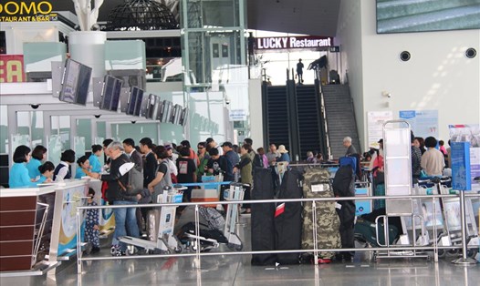 Hàng khách làm thủ tục trước giờ bay ở Cảng hàng không quốc tế Nội Bài. Ảnh:P.V
