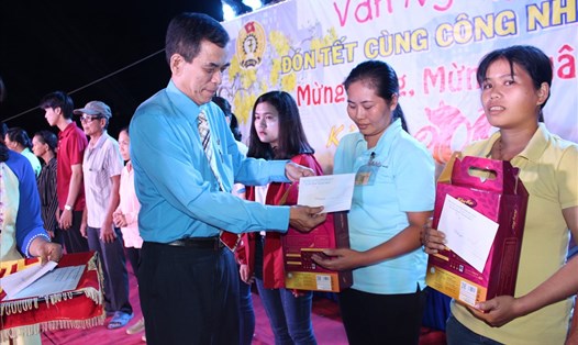 Chủ tịch LĐLĐ tỉnh Tiền Giang - ông Trương Văn Hiền - tặng quà cho CNLĐ tại “Tết CN” năm 2019. Ảnh: P.V
