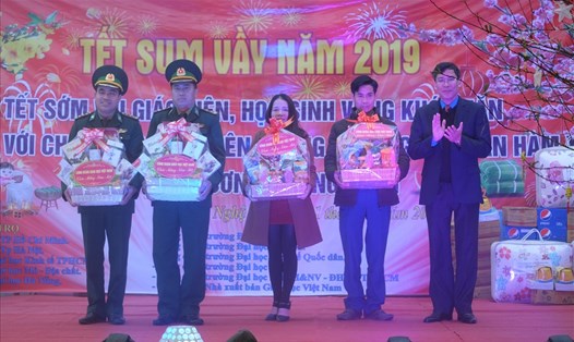 Chủ tịch CĐ Giáo dục VN Vũ Minh Đức (bìa phải) trao quà Tết Sum vầy 2019 cho các giáo viên và chiến sĩ biên phòng ở Na Ngoi, Kỳ Sơn (tỉnh Nghệ An). Ảnh: VIỆT DŨNG