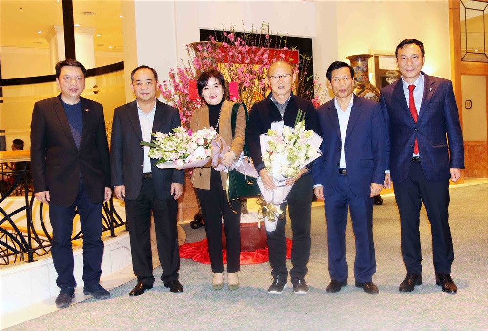 HLV Park Hang-seo nhận lời cảm ơn và món quà từ Thủ tướng trước khi về Hàn Quốc nghỉ Tết. Ảnh: P.V