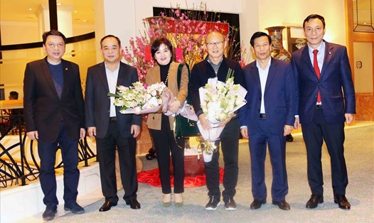 HLV Park Hang-seo nhận lời cảm ơn và món quà từ Thủ tướng trước khi về Hàn Quốc nghỉ Tết. Ảnh: P.V