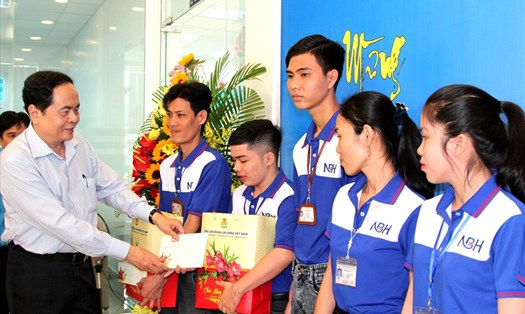 Chủ tịch Trần Thanh Mẫn tặng quà cho công nhân. 