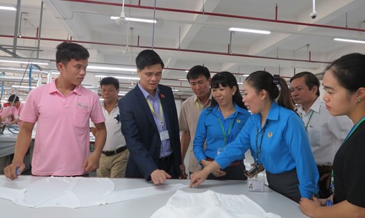 Đồng chí Ngọ Duy Hiểu thăm và làm việc với công nhân tại Tây Ninh.