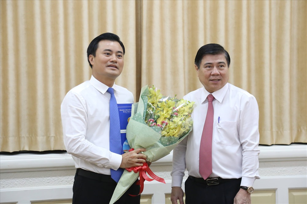 Chủ tịch UBND TPHCM Nguyễn Thành Phong trao quyết định cho ông Bùi Xuân Cường. Ảnh: H.C