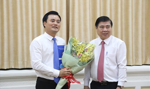 Chủ tịch UBND TPHCM Nguyễn Thành Phong trao quyết định cho ông Bùi Xuân Cường. Ảnh: H.C