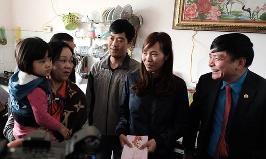 Trưởng ban Dân vận T.Ư Trương Thị Mai và Chủ tịch Tổng LĐLĐ Việt Nam Bùi Văn Cường thăm gia đình công nhân Cty Denso tại chương trình Tết Sum vầy 2018. Ảnh: SƠN TÙNG