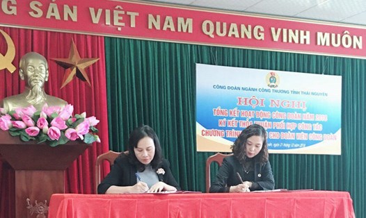 Đại diện CĐ ngành Công thương Thái Nguyên và Trung tâm xúc tiến thương mại tỉnh ký kết thỏa thuận chương trình phúc lợi cho đoàn viên. Ảnh: N.V