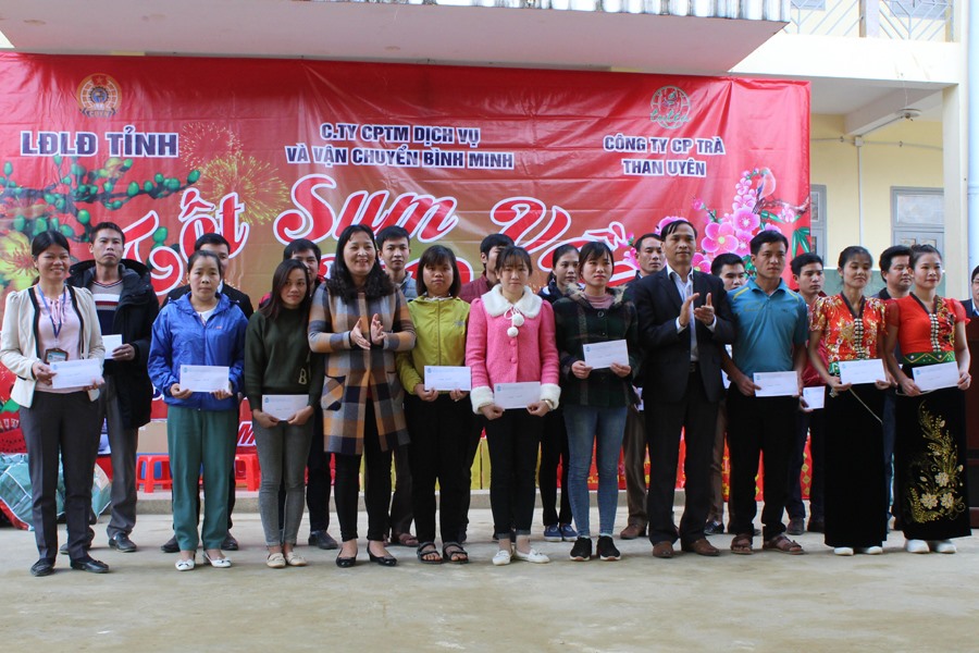 LĐLĐ tỉnh Lai Châu trao quà cho CNVCLĐ tại chương trình Tết Sum vầy 2019. Ảnh: N.V