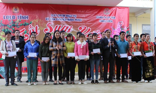 LĐLĐ tỉnh Lai Châu trao quà cho CNVCLĐ tại chương trình Tết Sum vầy 2019. Ảnh: N.V