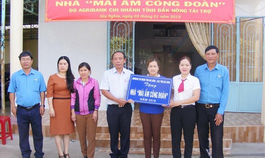 Lãnh đạo LĐLĐ tỉnh và Ngân hàng NNPTNT tỉnh trao trao tặng nhà “Mái ấm công đoàn”.