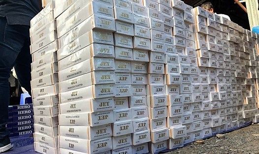 Một phần trong số 3.300 cây thuốc lá lậu bị thu giữ tại cơ sở kinh doanh phế liệu ở Hóc Môn