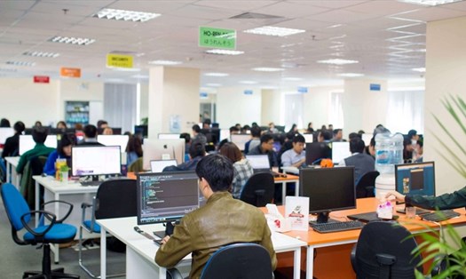 Việt Nam đang đứng thứ nhất trong lợi thế về ngành IT vì “nhân sự giỏi với mức lương cạnh tranh”. Nguồn: Ominext.